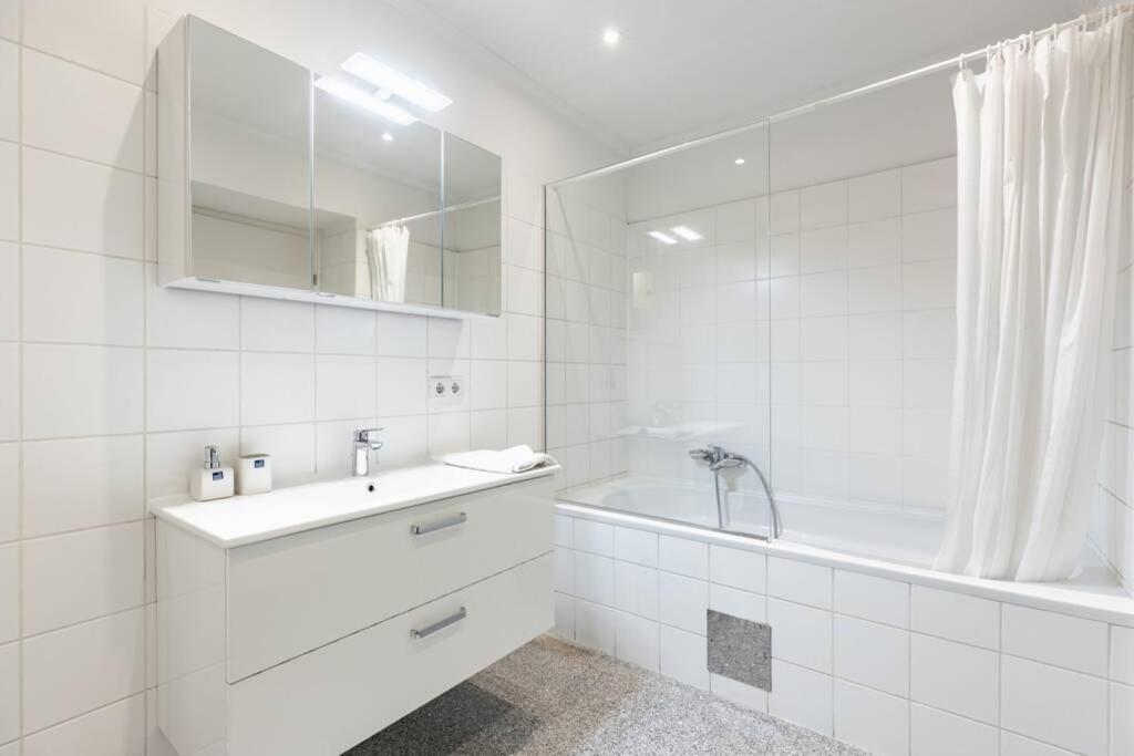 Chic One-bedroom With King-size Bed, Nestled In Vienna's Vibrant Heart * Viena