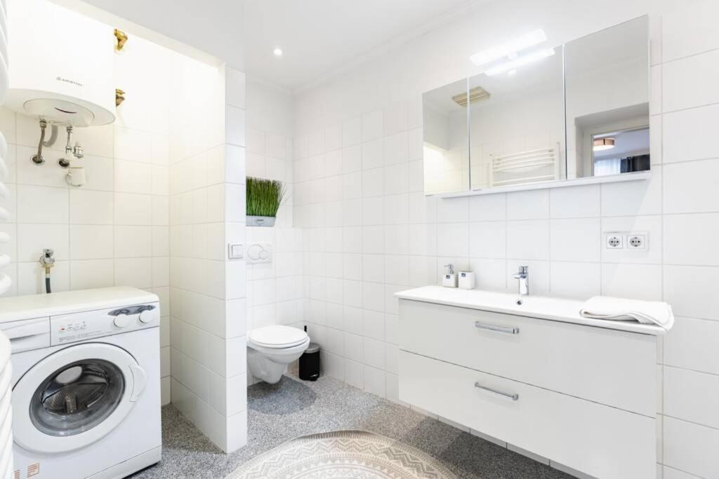 Apartamento Chic One-bedroom With King-size Bed, Nestled In Vienna's Vibrant Heart *